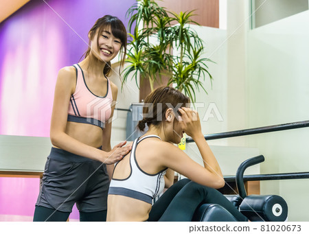 在健身房訓練的年輕女子 81020673