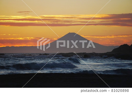 從根本海灘的波濤洶湧的大海上眺望富士山的夜景 從根本海灘的波濤洶湧的大海上眺望富士山的夜景 81020898