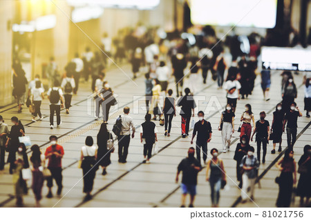 Crowd business image passing through the city 81021756