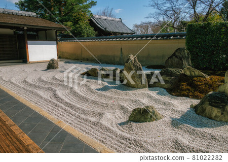 It is a sitting garden of Zuihoin Garden, the tower of Daitokuji Temple in Murasakino, Kyoto City. 81022282