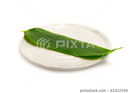 A plate with bamboo grass for the background of cooking, food, etc. 81022500