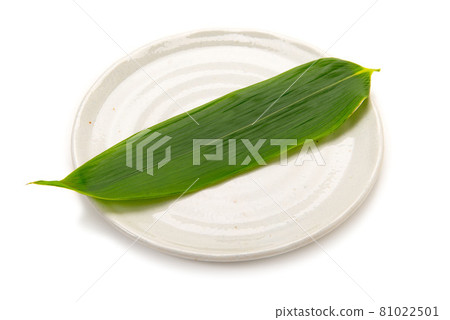 A plate with bamboo grass for the background of cooking, food, etc. 81022501