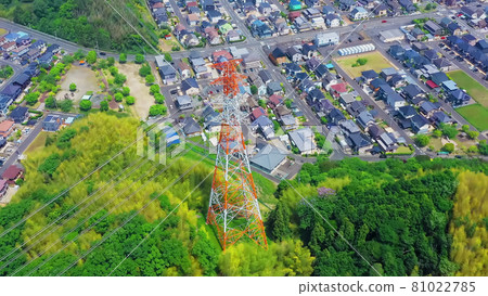 輸電塔及居民區電力形象 輸電塔及居民區電力形象 81022785