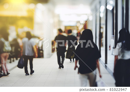 Crowd business image passing through the concourse of the station 81022947