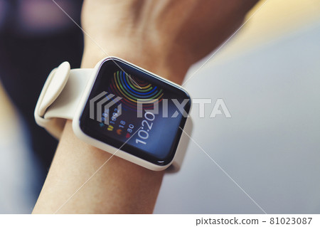 Image of using smart watch Body parts 81023087