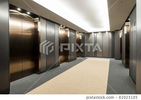 Elevator hall in an office building 81023185