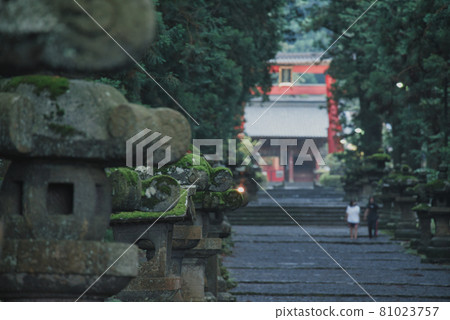 Two people walking on the approach 81023757