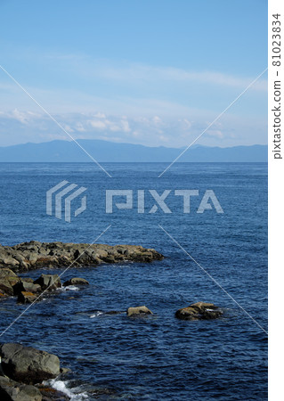 從津輕海峽最近的函館眺望下北半島(垂直) 從津輕海峽最近的函館眺望下北半島(垂直) 81023834