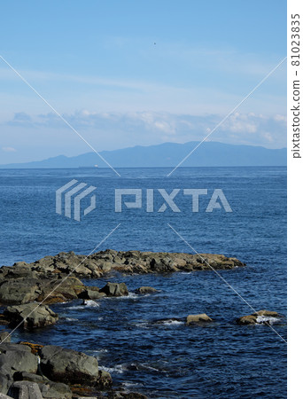 距離函館最短的距離,可以俯瞰津輕海峽和貨船經過的下北半島(垂直) 距離函館最短的距離,可以俯瞰津輕海峽和貨船經過的下北半島(垂直) 81023835