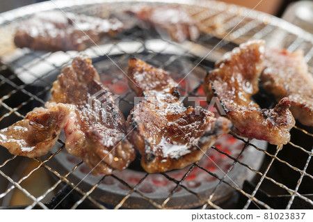 Juicy high-class roasted Japanese black beef [marbled ribs] meat 81023837