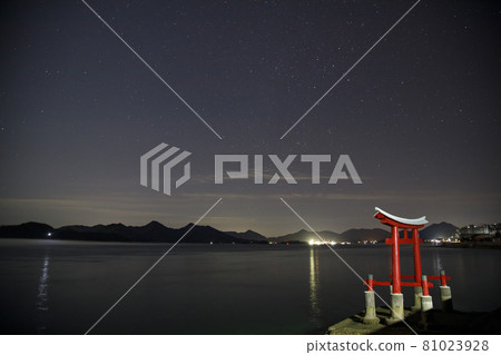 廣島縣三原市無沙海岸的鳥居和星空 廣島縣三原市無沙海岸的鳥居和星空 81023928