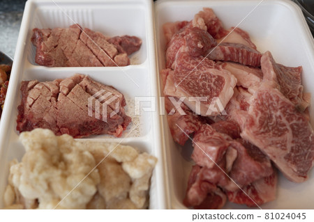Juicy high-class grilled Japanese black beef [red meat, hormones, thick-sliced tongue] meat, raw meat 81024045