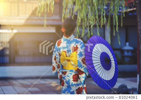 Kanazawa Higashi Chaya Town and a woman in a kimono Kanazawa Higashi Chaya Town and a woman in a kimono 81024061