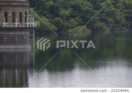 狹山湖和遠處隱約可見的山 81024064
