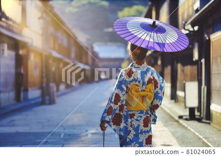 金澤東茶屋町和穿和服的女人 81024065