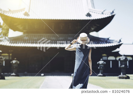Image of a woman visiting a Japanese temple 81024076