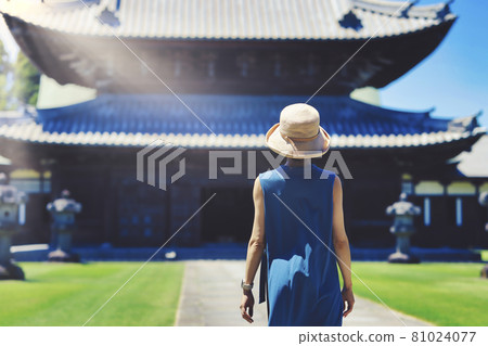 Image of a woman visiting a Japanese temple 81024077