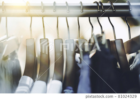 掛在衣架上的服裝時尚形象 掛在衣架上的服裝時尚形象 81024329