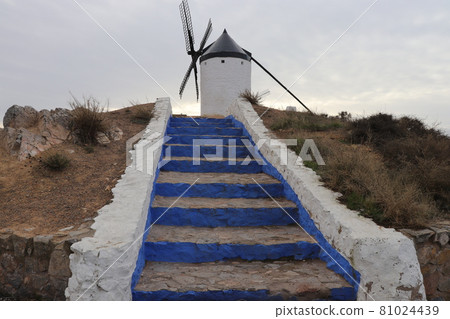 Windmills and stairs in the La Mancha region 81024439