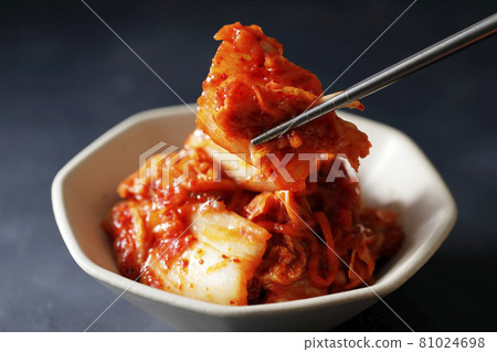 香辣可口的韓國泡菜 香辣可口的韓國泡菜 81024698