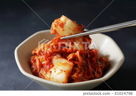 Spicy and delicious Chinese cabbage kimchi 81024796