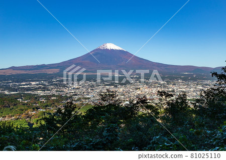 靜岡縣御殿場市御殿場箱根線的富士山和御殿場街景 靜岡縣御殿場市御殿場箱根線的富士山和御殿場街景 81025110