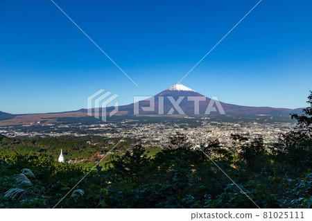 靜岡縣御殿場市御殿場箱根線的富士山和御殿場街景 靜岡縣御殿場市御殿場箱根線的富士山和御殿場街景 81025111