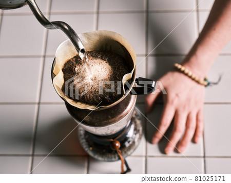 To make coffee To make coffee 81025171