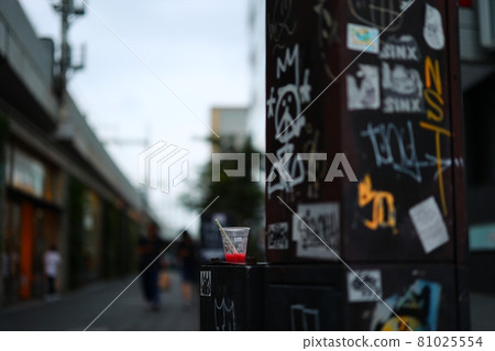 Garbage and graffiti in the city Garbage and graffiti in the city 81025554