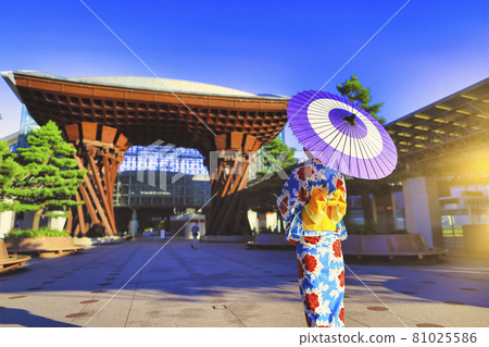 和服女人的背影和金澤站 81025586