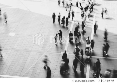 Crowd business image passing through the city Crowd business image passing through the city 81025676