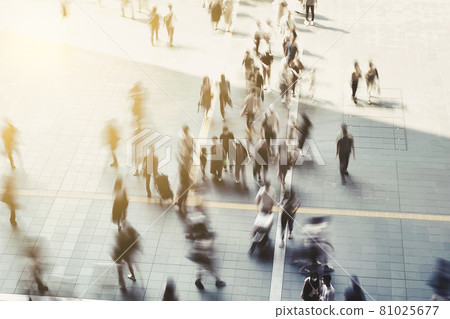 穿城而過的人群商業形象 81025677