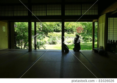 看宮山清水寺本房庭園的女人 看宮山清水寺本房庭園的女人 81026026