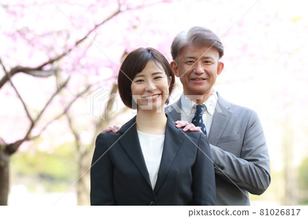 Smile parent and child 81026817