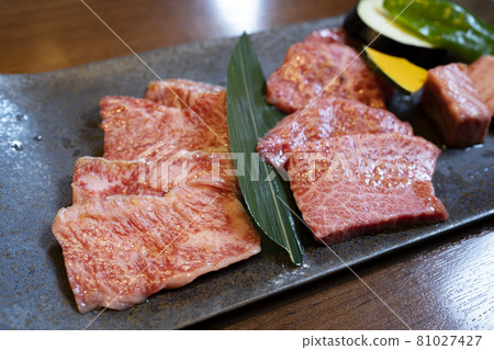 Juicy high-class yakiniku Japanese black beef [Hida beef] assortment 81027427