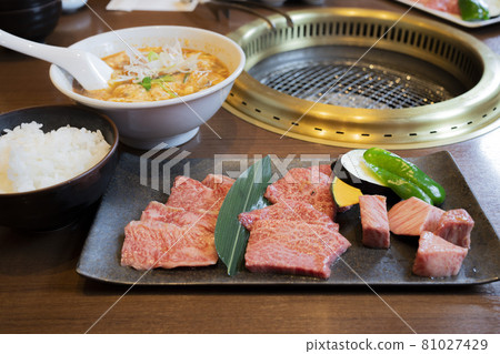 多汁的高級烤黑和牛【飛騨牛肉】拼盤 81027429