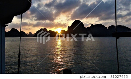 從船上看到的下龍灣美麗的日落——越南的世界遺產 (2) 81027453