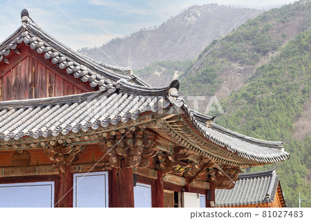 Roof of religious building in buddhist temple Songgwangsa, South Korea Roof of religious building in buddhist temple Songgwangsa, South Korea 81027483