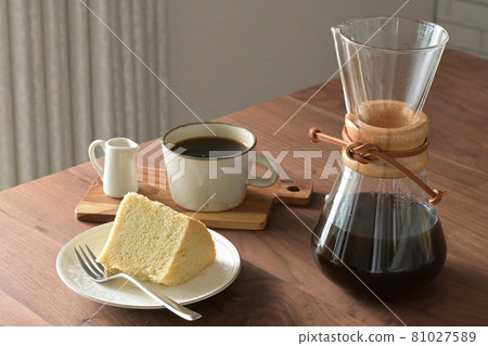 Coffee and chiffon cake 81027589