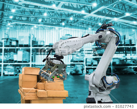 Industrial robotic arm loading carton for holding a package Industrial robotic arm loading carton for holding a package 81027743