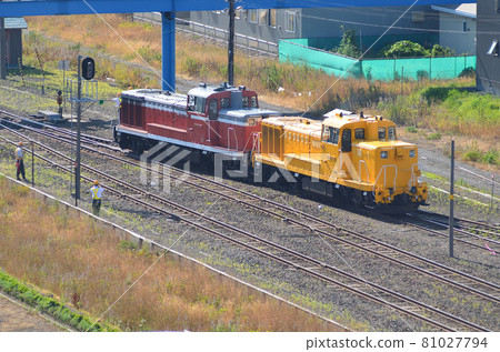 Tow locomotive (test run train) of "THE ROYAL EXPRESS" that performs replacement work in Shiretoko Shari Station Tow locomotive (test run train) of "THE ROYAL EXPRESS" that performs replacement work in Shiretoko Shari Station 81027794