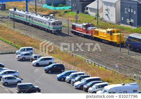 "THE ROYAL EXPRESS" (test run train) that crosses between the first train from Midori Station and the premises of Shiretoko Shari Station 81027796