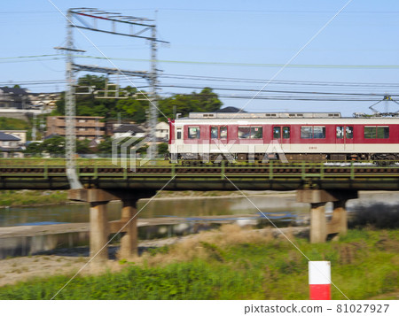穿越大和川的通勤列車 81027927