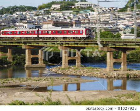 穿越大和川的通勤列車 穿越大和川的通勤列車 81027928