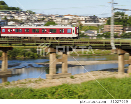 穿越大和川的通勤列車 穿越大和川的通勤列車 81027929