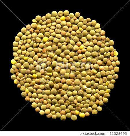 Green lentil grains isolated on black background 81028693
