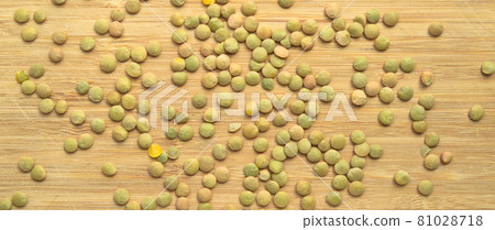 Green lentil grains on bamboo cutting board Green lentil grains on bamboo cutting board 81028718