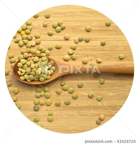 Green lentil grains in wooden spoon, on bamboo cutting board 81028720