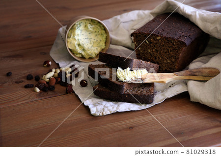Fresh bread slice and cutting knife on rustic table 81029318