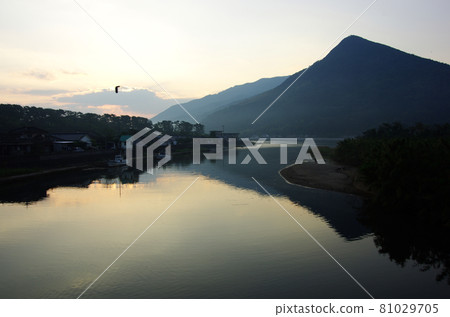 志布士灣的木月川靜靜流淌 81029705